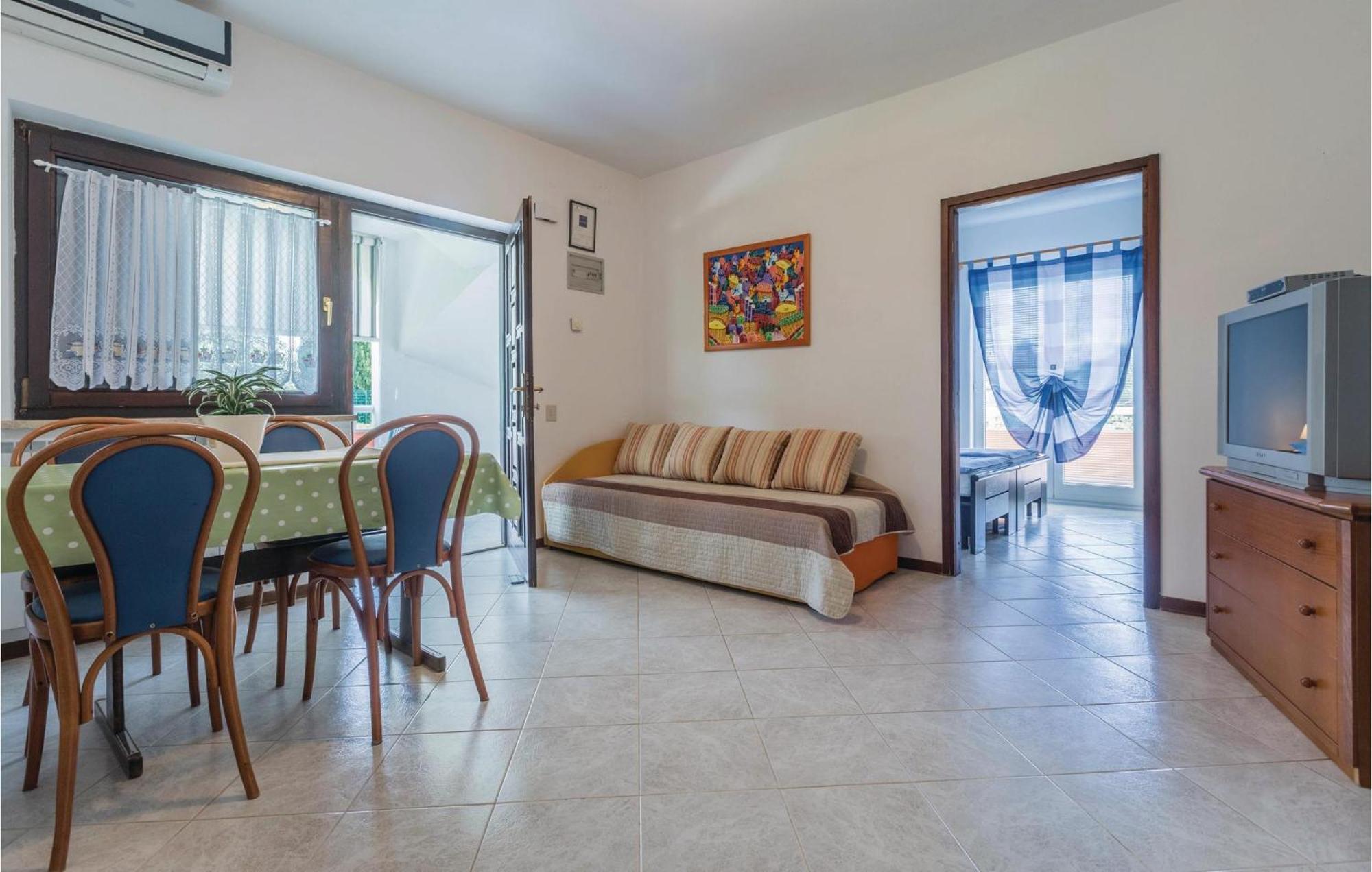 2 Bedroom Beautiful Apartment In Savudrija Esterno foto