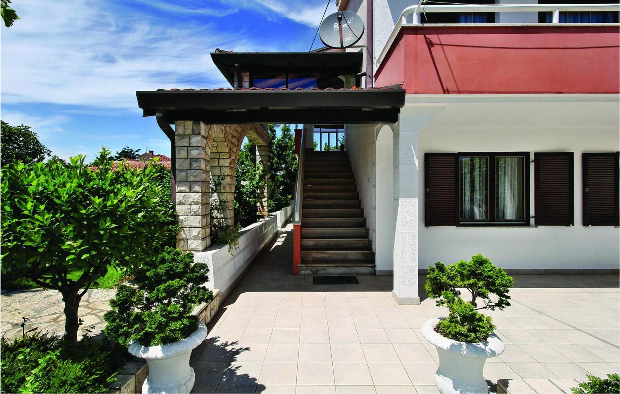 2 Bedroom Beautiful Apartment In Savudrija Esterno foto