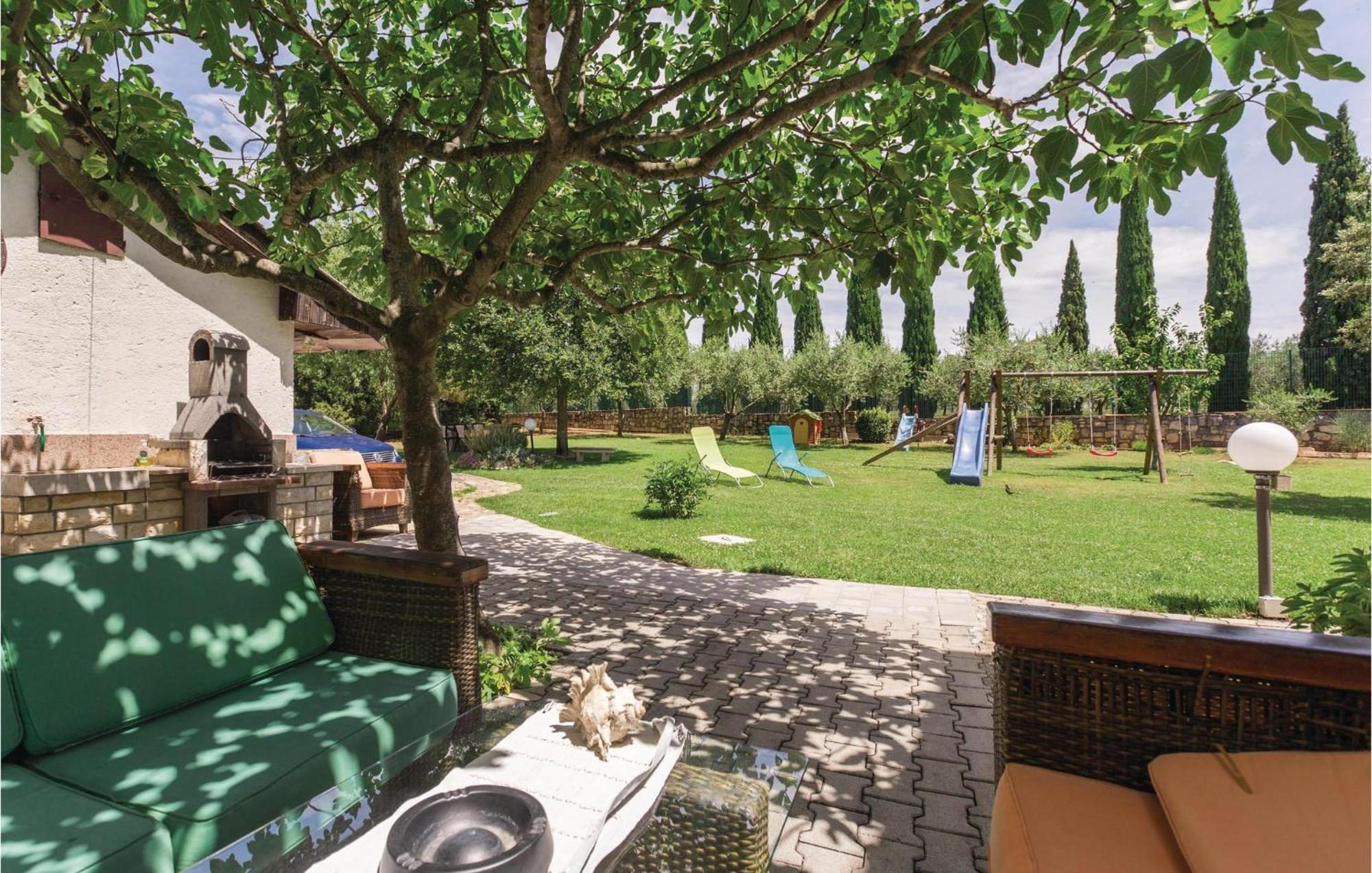 2 Bedroom Beautiful Apartment In Savudrija Esterno foto