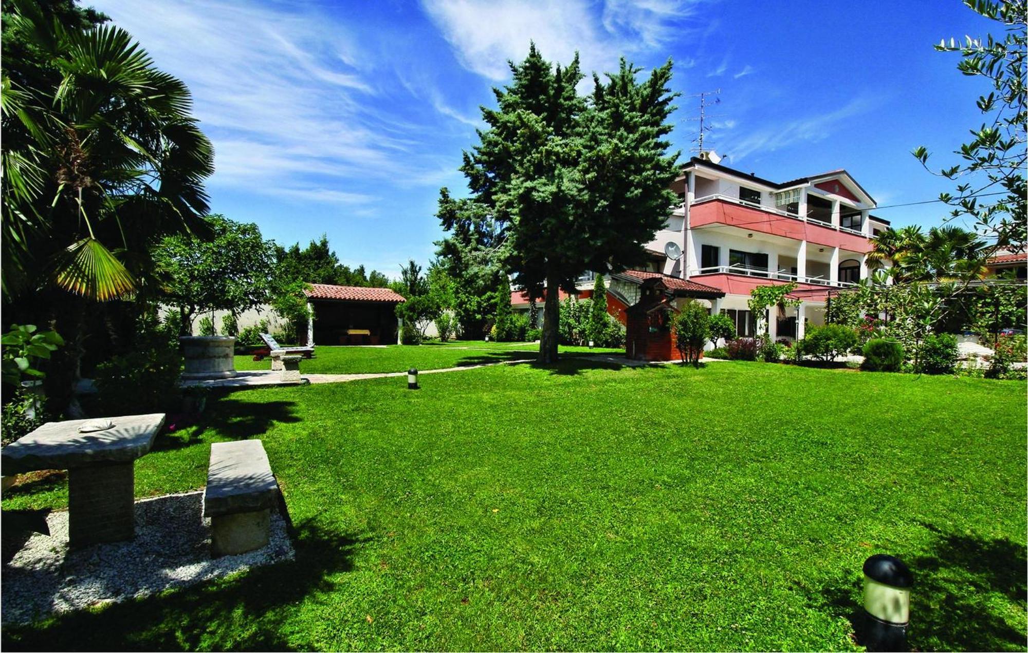 2 Bedroom Beautiful Apartment In Savudrija Esterno foto