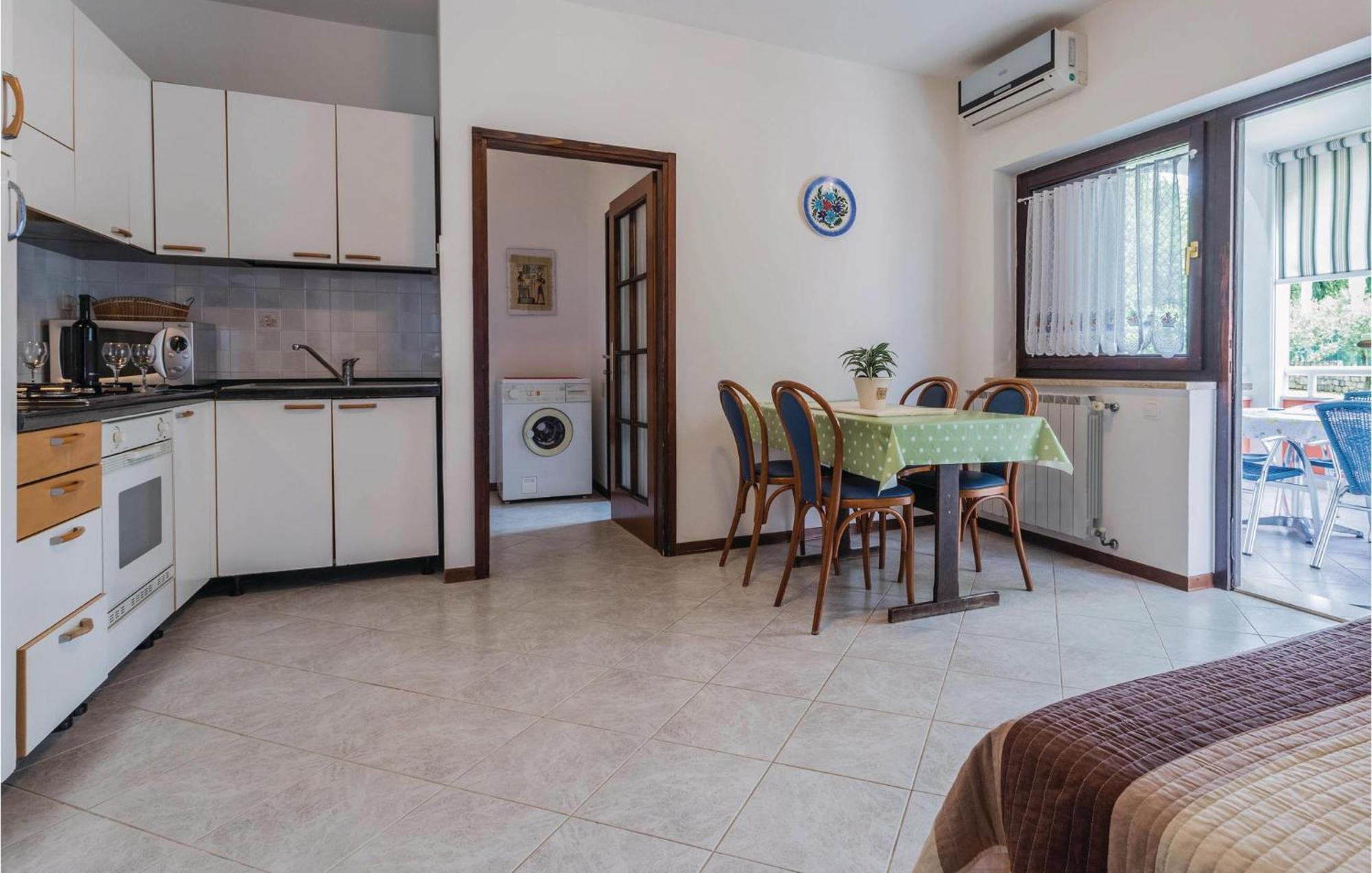 2 Bedroom Beautiful Apartment In Savudrija Esterno foto
